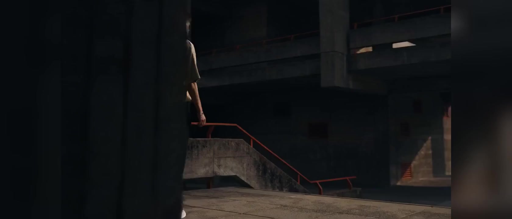 Joven con outfit urbano caminando sobre un paso peatonal en la ciudad